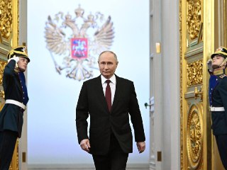 -Владимир-Путин-официально-вступил-в-должность-президента-России.-Следом-за-ина…