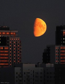 -Лунный-закат-в-Петрозаводске-Фото-от-Вартана-Цатуряна.