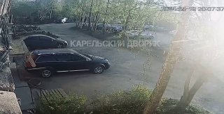 -В-Петрозаводске-стена-жилого-дома-обрушилась-прямо-на-припаркованный-автомо…